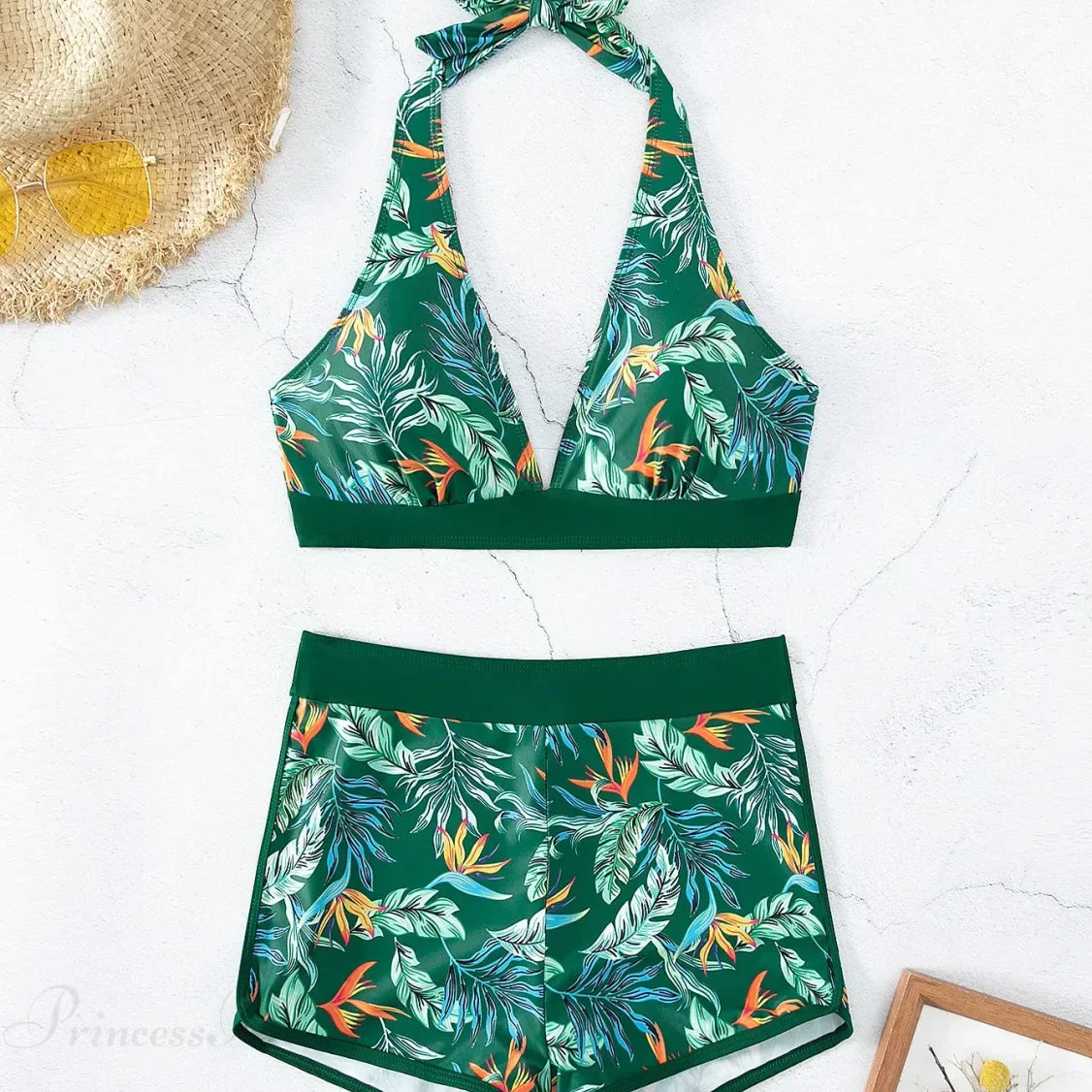 Conjunto de bikini de dos piezas con short estampado y diseño sin espalda.