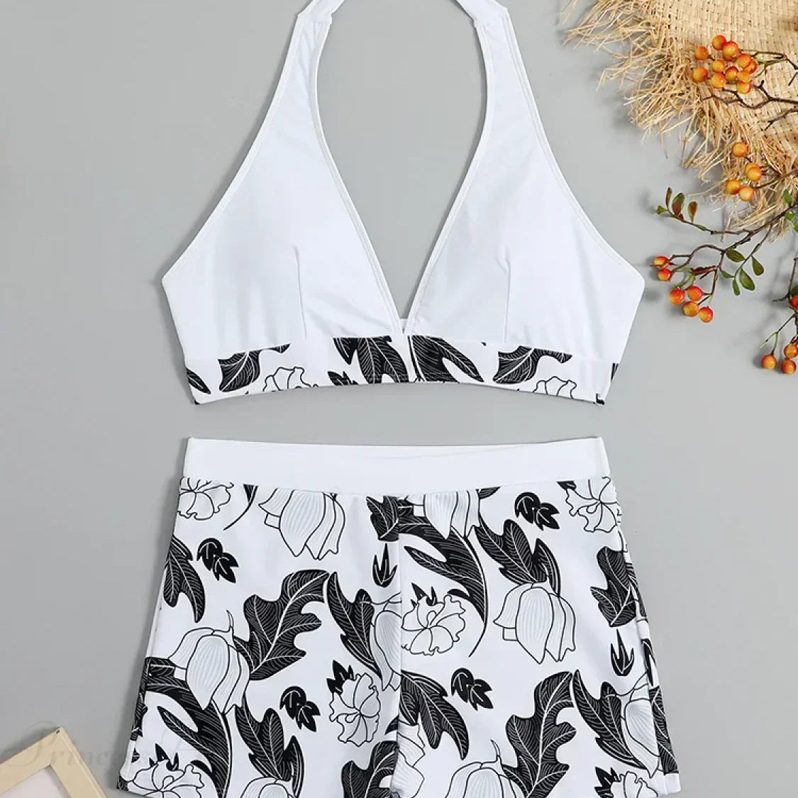 Conjunto de bikini de dos piezas con short estampado y diseño sin espalda.