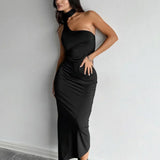 Vestido largo elegante, ajustado y fruncido con cuello halter