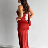Vestido largo elegante, ajustado y fruncido con cuello halter