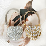Bolso de mano en forma de corazón adornado con diamantes brillantes.