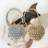 Bolso de mano en forma de corazón adornado con diamantes brillantes.