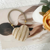 Bolso de mano en forma de corazón adornado con diamantes brillantes.