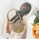 Bolso de mano en forma de corazón adornado con diamantes brillantes.