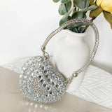 Bolso de mano en forma de corazón adornado con diamantes brillantes.