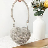 Bolso de mano en forma de corazón adornado con diamantes brillantes.