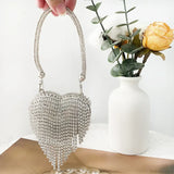 Bolso de mano en forma de corazón adornado con diamantes brillantes.