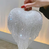 Bolso de noche de lujo en forma de corazón adornado con pedrería y diamantes, ideal para una boda.