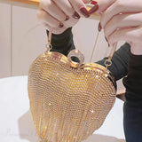 Bolso de noche de lujo en forma de corazón adornado con pedrería y diamantes, ideal para una boda.