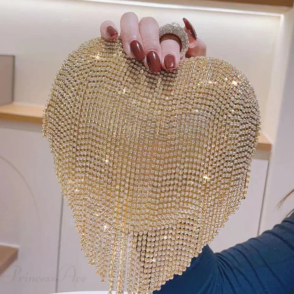 Bolso de noche de lujo en forma de corazón adornado con pedrería y diamantes, ideal para una boda.