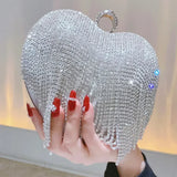 Bolso de noche de lujo en forma de corazón adornado con pedrería y diamantes, ideal para una boda.