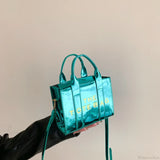 Bolso de mano de lujo fabricado en piel de alta calidad.