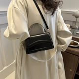 Bolso de hombro pequeño en piel sintética de alta calidad.