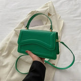 Bolso de hombro pequeño en piel sintética de alta calidad.