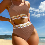 Conjunto colorido de dos piezas con cintura alta y abertura