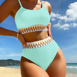Conjunto colorido de dos piezas con cintura alta y abertura