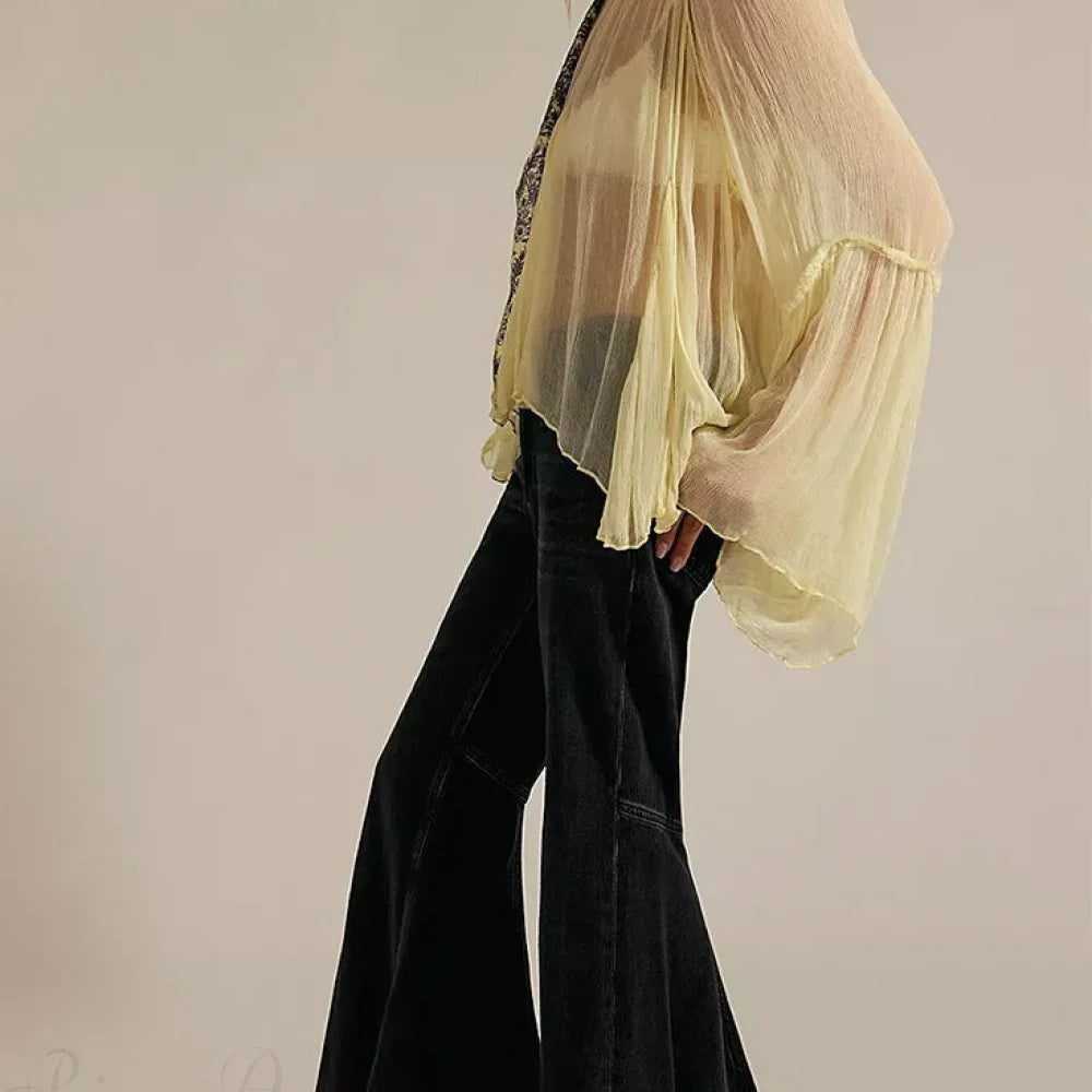 Elegantes vaqueros de cintura alta, largos hasta el suelo y acampanados.