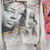 Sudadera vintage con estampado de pedrería y estilo streetwear.