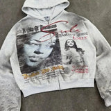 Sudadera vintage con estampado de pedrería y estilo streetwear.