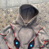 Sudadera con capucha de hip-hop con aplicación de ojo en la costura superior.