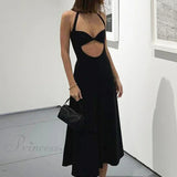Vestido de noche midi entallado, sin mangas, con espalda abierta y bajo recortado, ideal para fiestas.