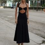 Vestido de noche midi entallado, sin mangas, con espalda abierta y bajo recortado, ideal para fiestas.