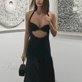 Vestido de noche midi entallado, sin mangas, con espalda abierta y bajo recortado, ideal para fiestas.