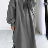 Vestido sudadera con capucha y hombros caídos