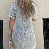 Camisa vaquera atemporal: elegante y cómoda.