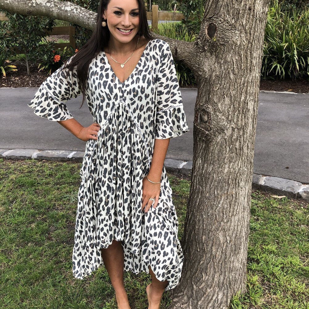Vestido de mujer - Cuello en V - Corte fluido - Mangas 3/4 - Estampado animal moderno