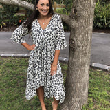 Vestido de mujer - Cuello en V - Corte fluido - Mangas 3/4 - Estampado animal moderno