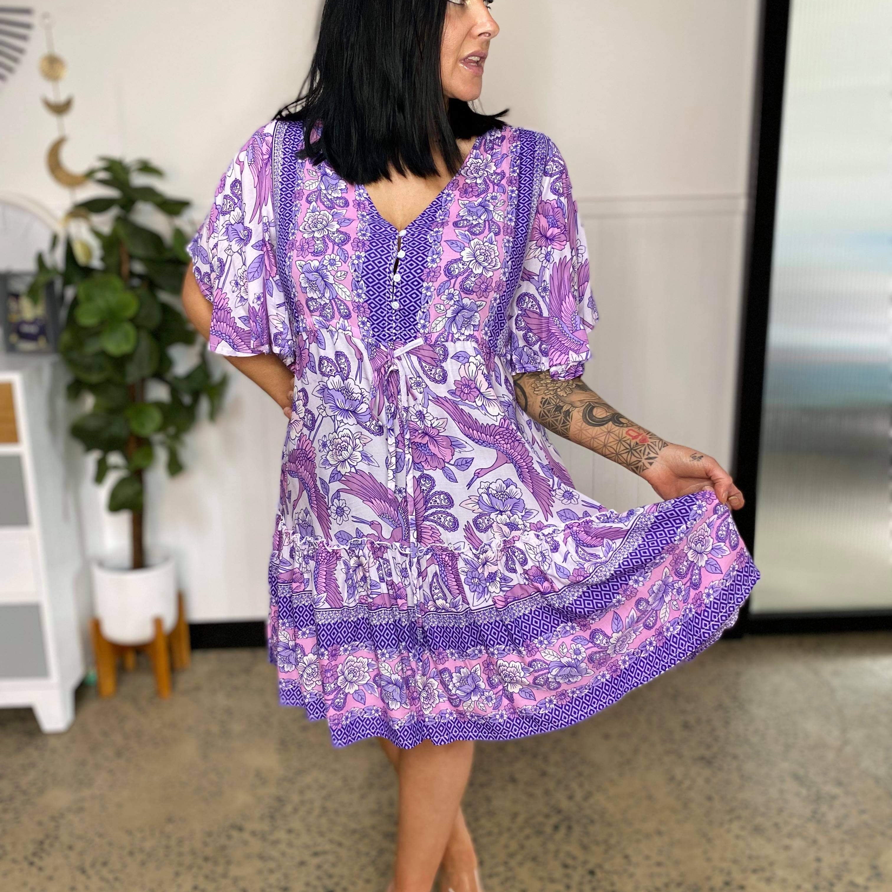 Vestido de mujer - Estampado floral - Corte acampanado - Cuello en V - Mangas cortas con volantes