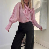 Blusa de mujer – Corte holgado – Cuello con lazo – Mangas abullonadas – Algodón ligero