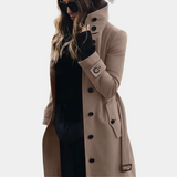 Gabardina de mujer – Corte entallado – Largo maxi – Con cinturón – Cierre clásico con botones