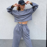 Conjunto deportivo para mujer: Top corto de manga larga y pantalón con cintura elástica.