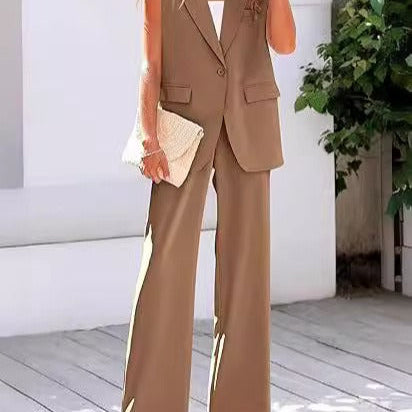 Traje de mujer – Corte entallado – Sin mangas – Solapas anchas – Cierre con botones