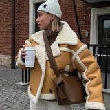 Chaqueta oversize de mujer – Forro efecto borrego – Ribete en contraste – Corte corto