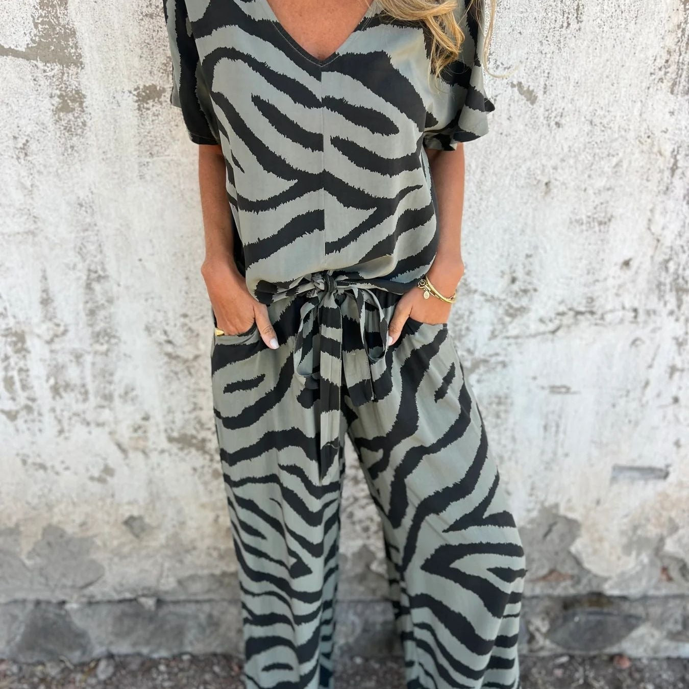 Conjunto de top con cuello en V y pantalón ancho para mujer, estampado de cebra, cintura con lazo y corte holgado.
