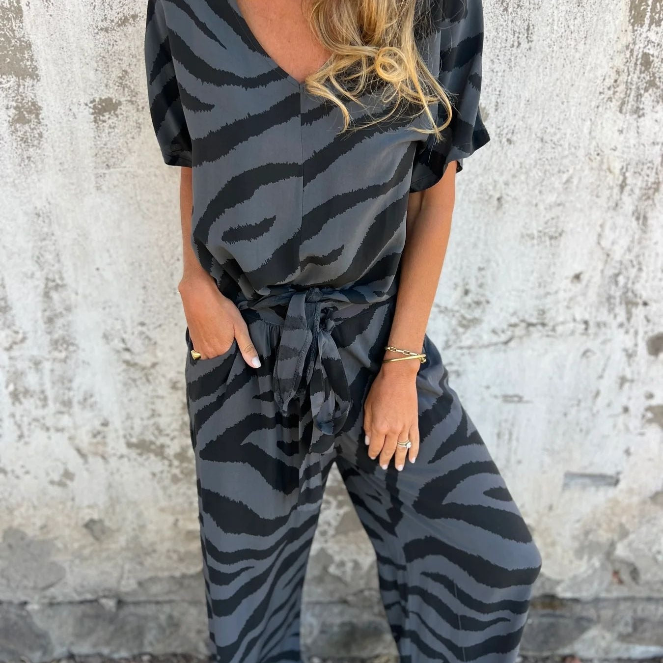 Conjunto de top con cuello en V y pantalón ancho para mujer, estampado de cebra, cintura con lazo y corte holgado.