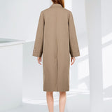 Gabardina de mujer – Corte oversize – Cuello en V – Bolsillos con solapa – Largo medio de algodón