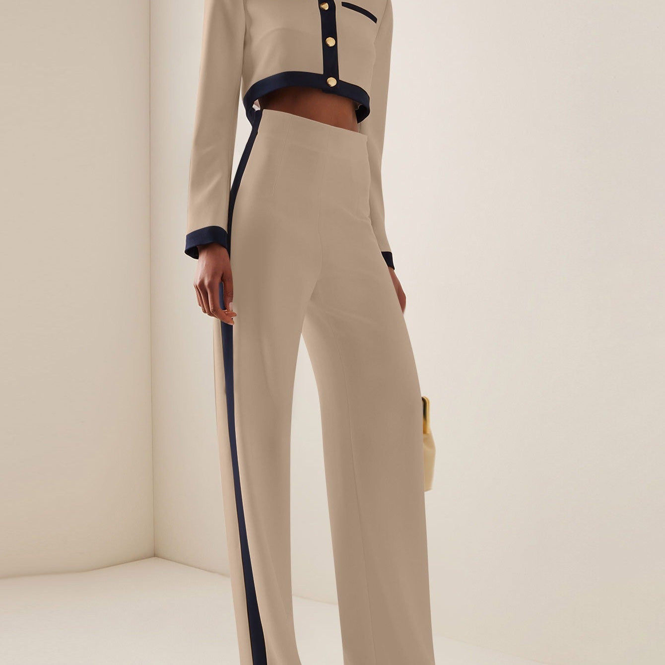 Blazer de mujer – Corte corto entallado – Mangas largas – Elegantes detalles en contraste