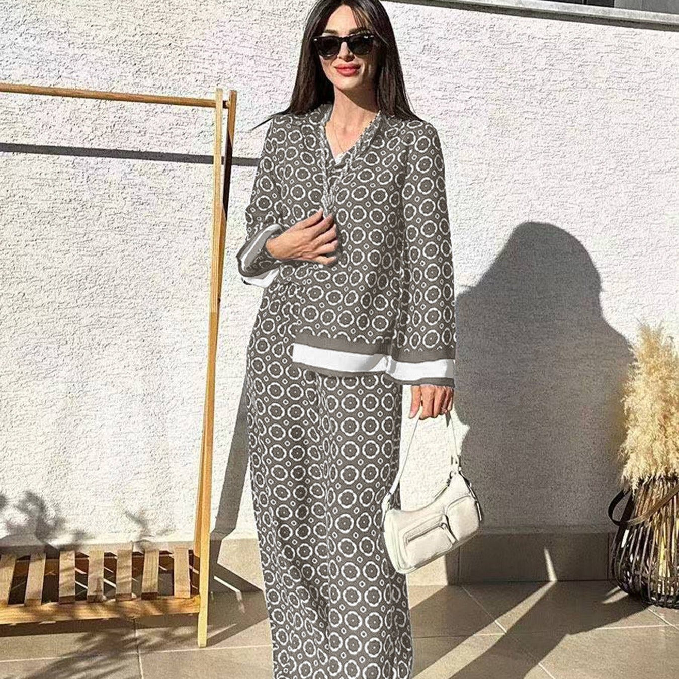 Conjunto de dos piezas para mujer: Camisa holgada con botones y pantalón fluido de cintura alta.