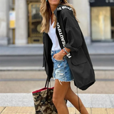 Gabardina de mujer – Corte holgado – Capucha – Bajo ajustable – Detalle de texto