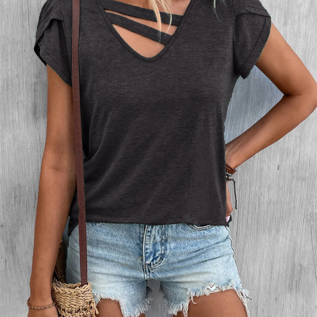 Camiseta de mujer con cuello en V – Punto suave – Corte holgado – Mangas cortas – Detalle cruzado