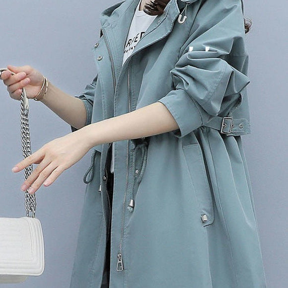 Gabardina de mujer – Corte recto – Algodón ligero – Cintura ajustable – Capucha