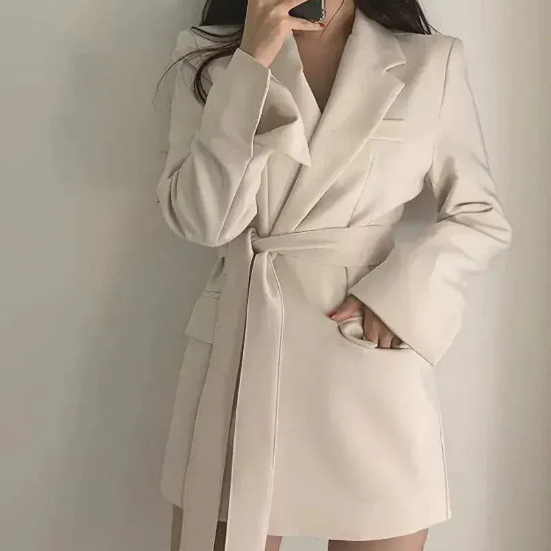 Vestido Blazer para Mujer – Corte Estructurado – Cintura con Cinturón – Mangas Largas – Estilo Sastre