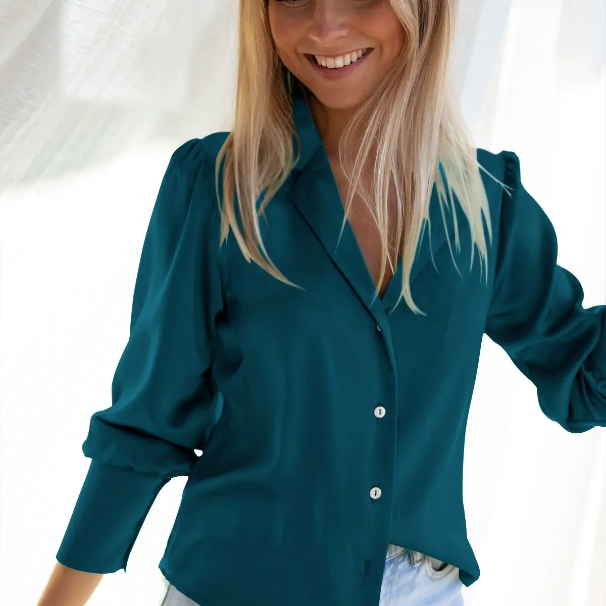 Blusa de mujer – Corte holgado – Tejido fluido con efecto sedoso – Mangas largas – Cuello clásico