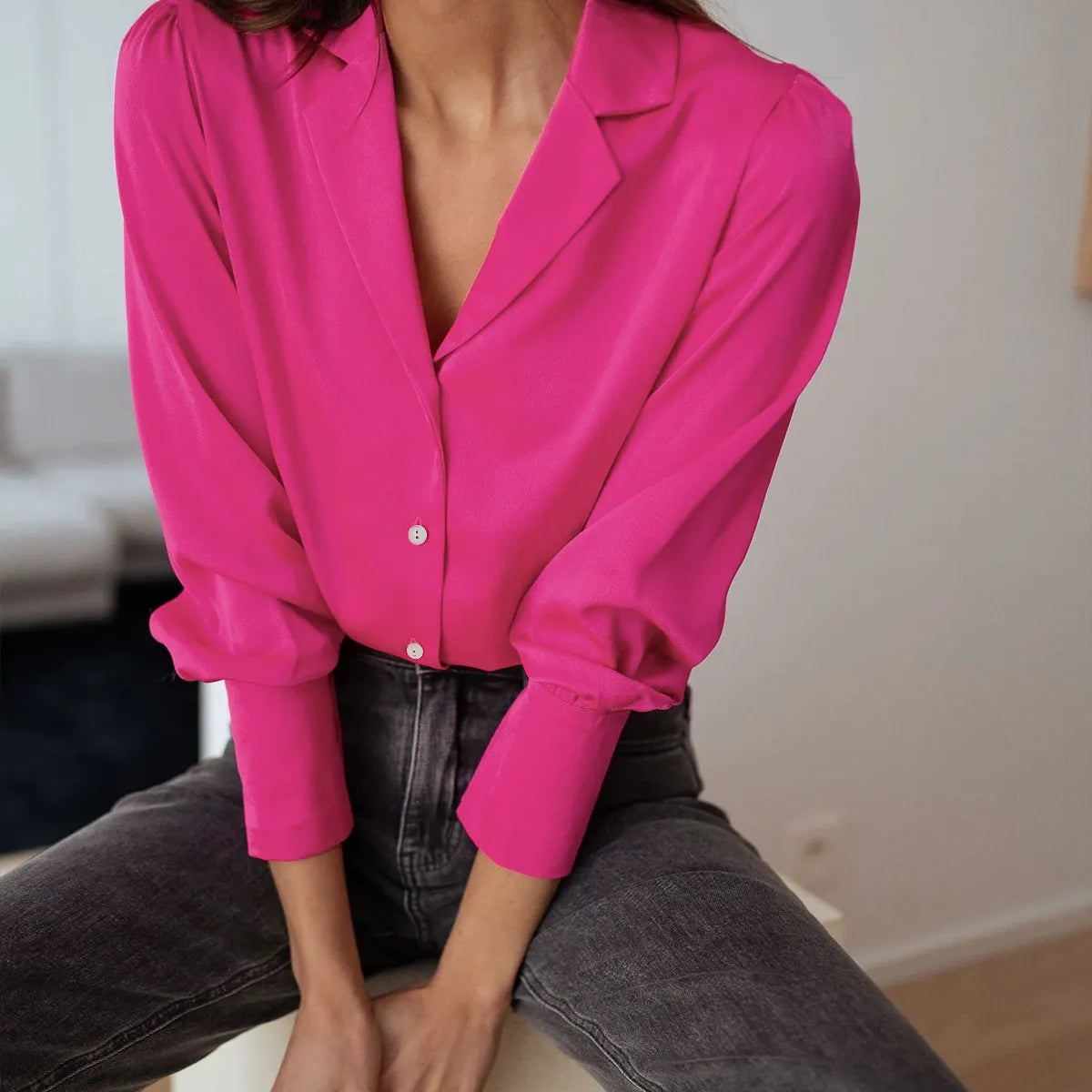 Blusa de mujer – Corte holgado – Tejido fluido con efecto sedoso – Mangas largas – Cuello clásico
