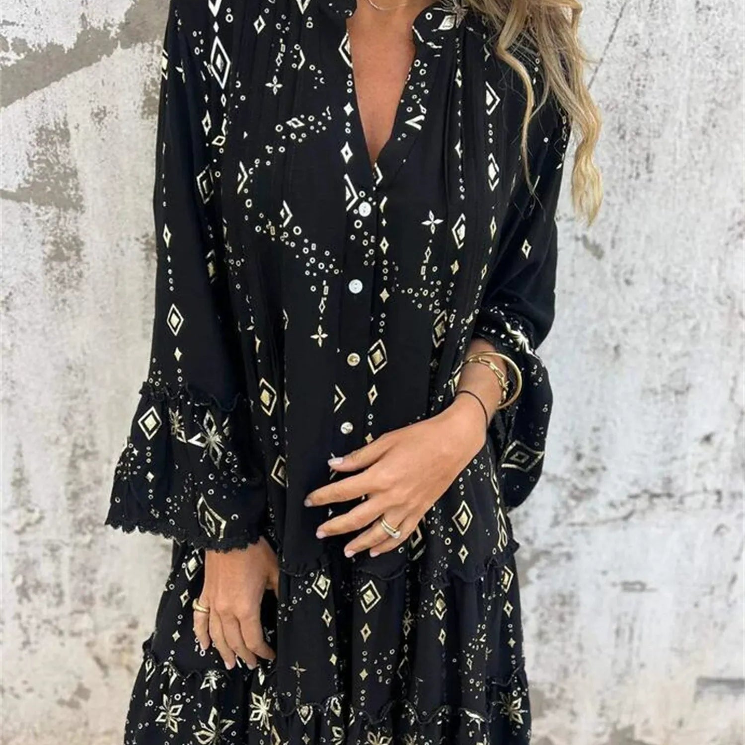 Vestido de mujer – Corte evasé – Mangas de encaje – Bajo con volantes – Detalles metalizados