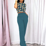Conjunto de dos piezas para mujer: top corto con estampado geométrico y pantalón de cintura alta y ancha.